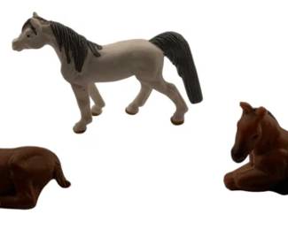 1840 - 3 Horses - 2 ERTL & 1 Safari Ltd Foals (Description): 2.5 x 1.75 x 1