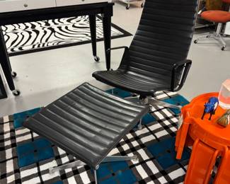 Mid-century modern! Eames Aluminum Group Lounge Chair and Ottoman, black leather, distinctive MCM design