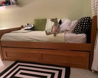 039 Oak Daybed with Trundle Drawer