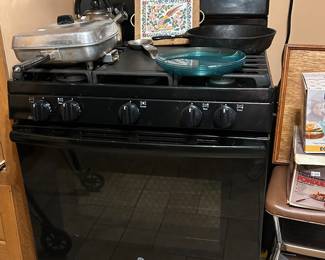 Gas stove with middle griddle 