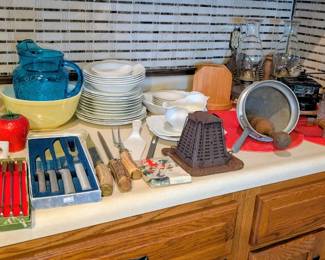 Fun vintage kitchen decor & dishes