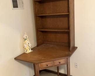 Corner desk w shelf on top (shelf is not attached)