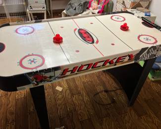 Air hockey table
