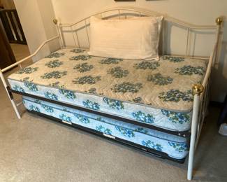 Daybed w trundle bed