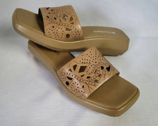 Lot 118: Dressbarn Women's Beige Sandals • Size 8 • New