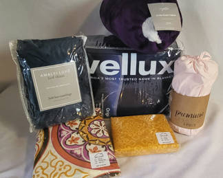 Lot 51: Lot of 6 New Sheets,Blankets & Curtains
