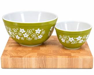 Vintage Pyrex Lazy Daisy mixing bowls featuring classic avocado green exteriors with white floral decoration and white interiors. Includes two graduated Pyrex mixing bowls accompanied by a substantial end-grain butcher block cutting board. The cheerful green-and-white Lazy Daisy design offers wonderful retro 1970s kitchen appeal and is highly recognizable among collectors of vintage Pyrex and Mid-Century kitchenware. Bowls are pre-owned and may show surface scratches, finish wear, utensil marks, or other signs consistent with age and use. Butcher block shows expected evidence of kitchen use. Please review photographs carefully for condition, sizes, decoration, and included pieces.