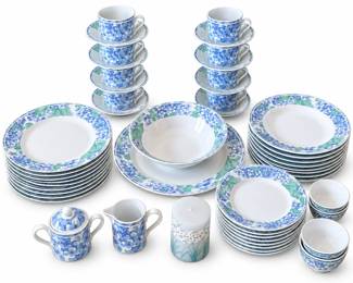 Large Tienshan Fine China dinnerware collection featuring a beautiful blue, periwinkle and green hydrangea-style floral pattern on a crisp white ground. Marked “TIENSHAN Fine China, Made in China, Y.S.” Collection includes an extensive assortment of dinner and serving pieces including dinner plates, smaller plates and bowls, cups with saucers, serving platter, large serving bowl, covered sugar bowl, creamer and additional small bowls and coordinating pieces as photographed. The soft blue floral decoration and green foliage create a fresh garden-inspired table setting with classic cottage and traditional appeal. A substantial coordinated service suitable for entertaining, everyday dining, replacement pieces or decorative display. Pre-owned condition with expected signs of previous use including possible utensil marks, surface wear and minor imperfections. Please review photographs carefully for exact piece count, condition and all items included.