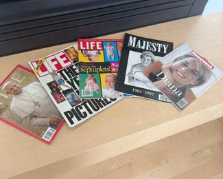 Lot #89 - Princess Diana, Royal Family & Papal Commemorative Magazines