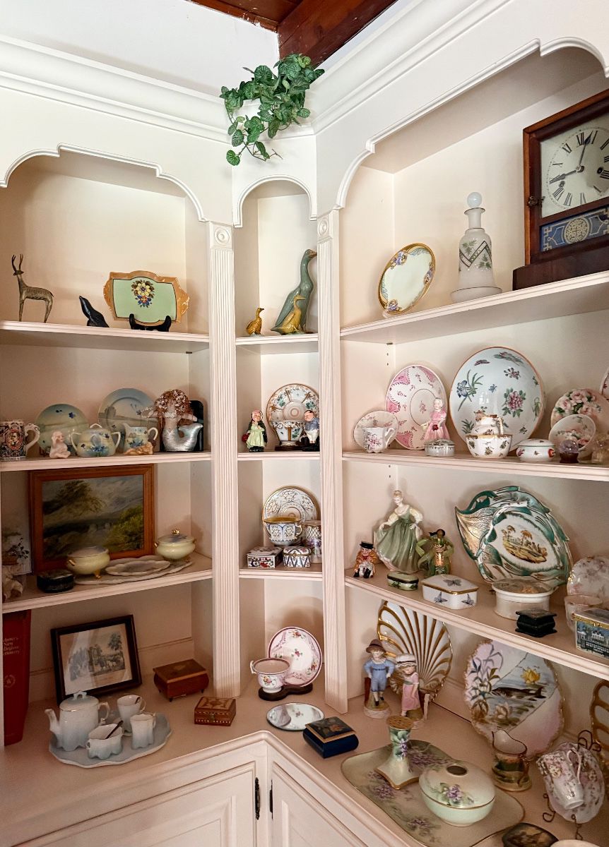 ALL SORTS OF VINTAGE & ANTIQUE COLLECTIBLES