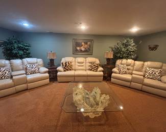 3 Sofa Suite w/Pillows