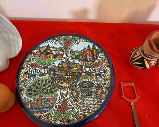 Lot 26: Assorted Decorative Souvenirs and Figurines