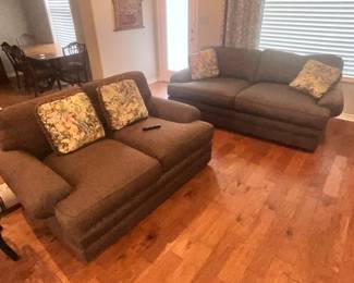 HAS MATCHING LOVE SEAT