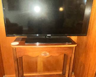 NICE SAMSUNG TV w/REMOTE