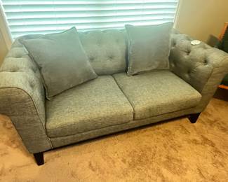STYLISH BUTTON-TUFTED LOVE SEAT