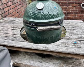 16 Big Green Egg ceramic grillsmoker with wooden tablestand