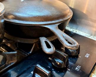 Vintage cast iron w/ lids