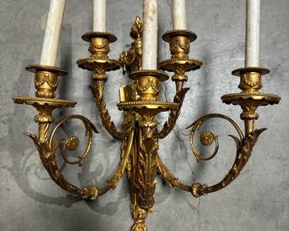 Stunning pair of 1930s electric wall sconces. Louis XVI style in high-quality gilt bronze