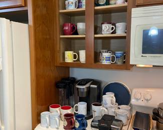 Keurig Coffee Machine & Mugs 