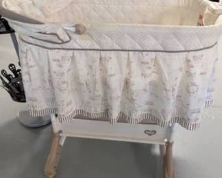 Delta Children Deluxe Sweet Beginnings Bassinet