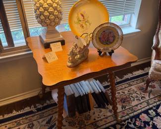 OAK PARLOR TABLE …BEAUTIFUL PINEAPPLE LAMP 