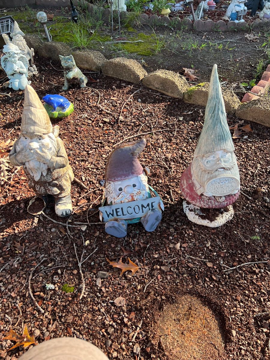 Items offered at the completed estate sale in Chesapeake, photograph 4