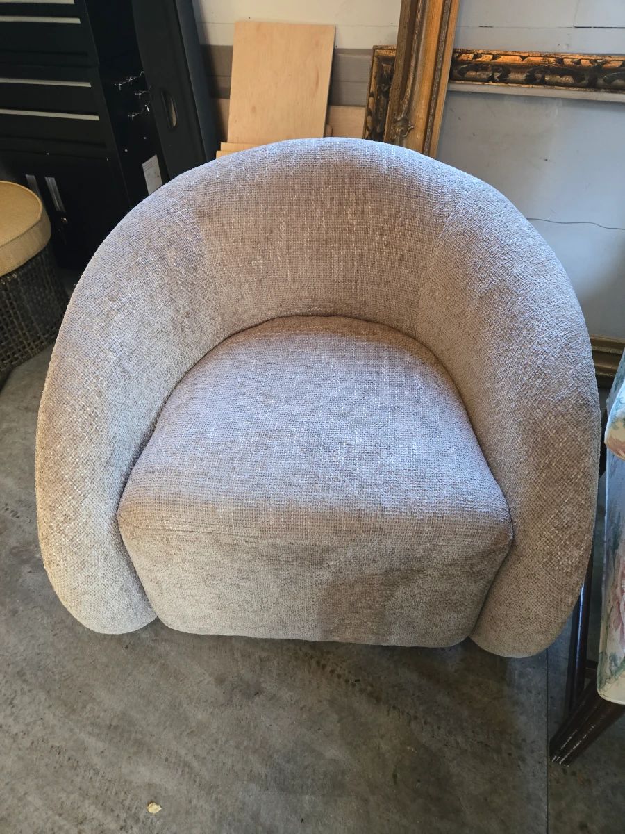 Swivel barrel chair 1