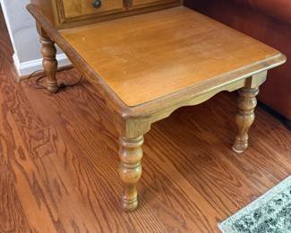 Pair Colonial Maple vintage two-tier wooden step end tables w/turned legs and 2 drawers