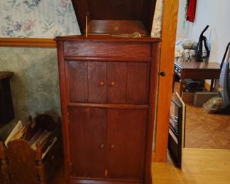 Columbia grafaphone crank record player