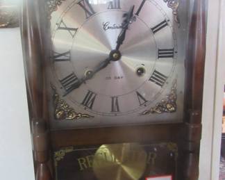 Modern working wind up mantle clock with key