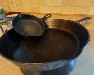 vintage cast iron skillet/ USA mark