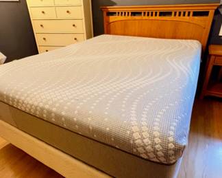Oak Queen bed and mattress- excellent condition- Thomasville