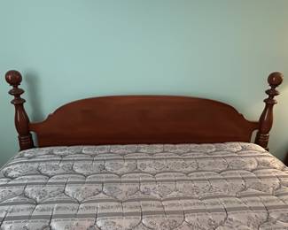 Traditional SpoolTurned Bed Frame second image