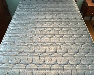 Traditional SpoolTurned Bed Frame third image