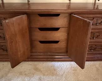 Henredon Fine Furniture Triple Dresser with Dual Mirrors fourth image