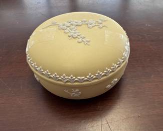 VTG Wedgwood Yellow Cream Color on Primrose Jasperware Prunus Candy Box w Lid