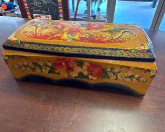 Vintage Belarusian Wood Trinket Box: Hand-Painted Floral Design
