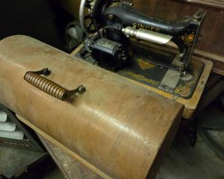 1921 Singer Model 128 Portable Sewing Machine w/ intact case