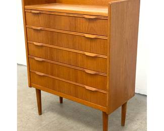 Lot 231 Danish Modern teak 5 drawer chest of drawers with gallery top and integrated sculpted pulls. Unsigne