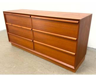 Lot 225 Danish Modern Teak 6 Drawer Dresser with Integrated Lip Pulls and Mitered Corners
