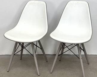 Lot 283 Pair of Eames style white polypropylene molded side chairs with gray painted legs and black wire bra