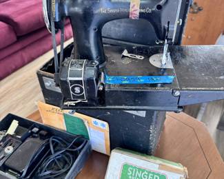 1939 singer featherweight model 221–1 with all accessories in case
