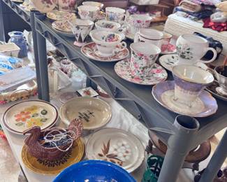 Nice collection of vintage tea, cups, and sauce