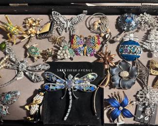 Lovely collection of vintage and newer broaches