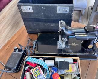 1937 singer featherweight 221–1 sewing machine with carrying case