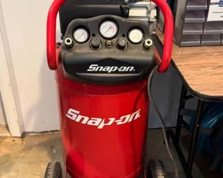 125 PSI/20 gallon Snap-on air compressor