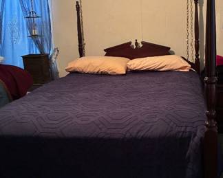 Queen 4 poster bed/mattress