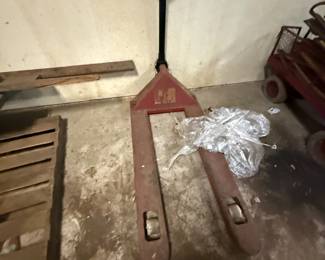 Manual hydraulic pallet jack with red steel forks