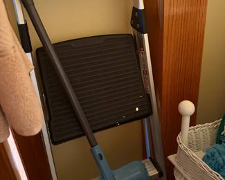 Folding aluminum step stool ladder with rubber treads
