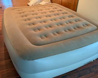 Raised queen size air mattress with built-in pump